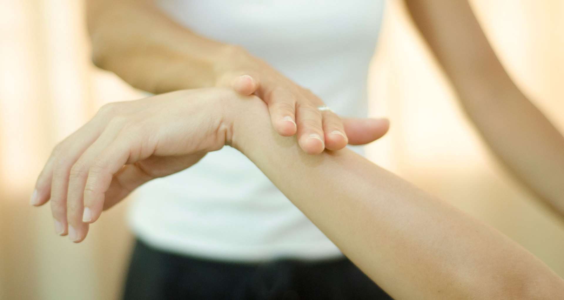 Test musculaire pendant une séance de kinésiologie adulte